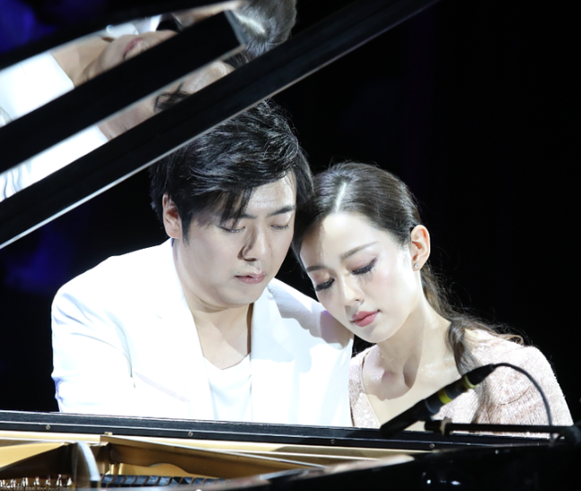 郎朗与妻子再现四手联弹,牵手亮相超浪漫,依偎画面更温馨