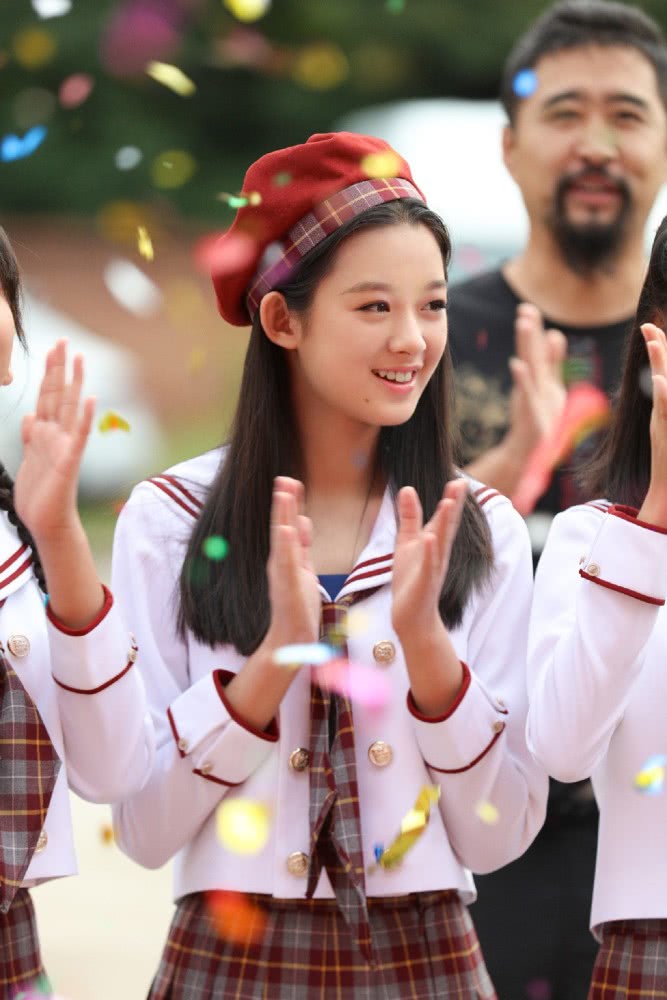 黄杨钿甜今年快成儿童剧女主了，穿格纹学生装的她看起来好甜