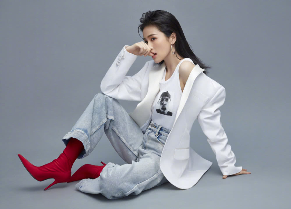 白鹿穿紫色针织套装裙戴贝雷帽,甜美动人