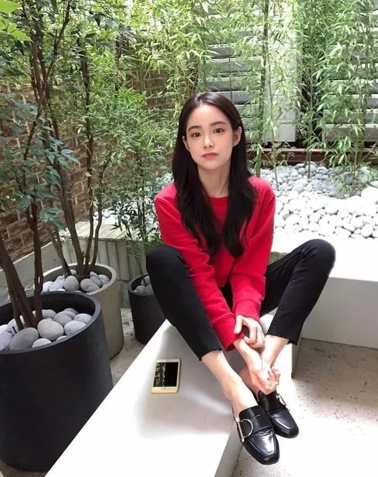 这位美女拥有可清纯可冷艳的五官，被力捧为“最新整容模板”