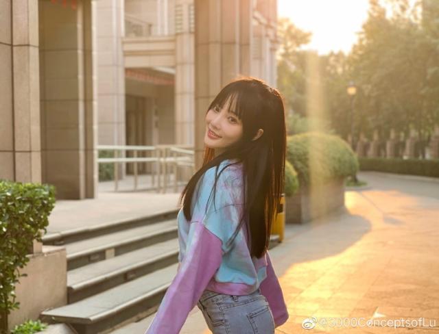 李小璐转型做网红,开网店一夜赚了12万,却被吐槽高配低走