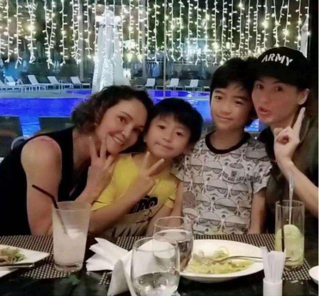 张柏芝晒母女合影为新店造势,张妈妈造型贵气不像专职司机