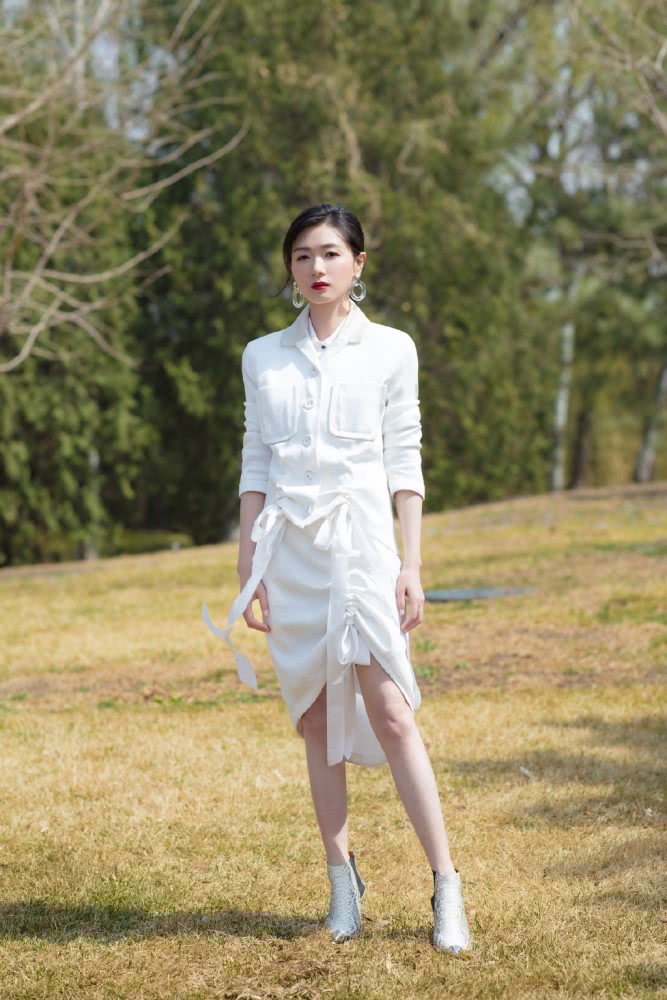 万茜穿一件条纹拼接裙,37岁了却依旧充满少女感