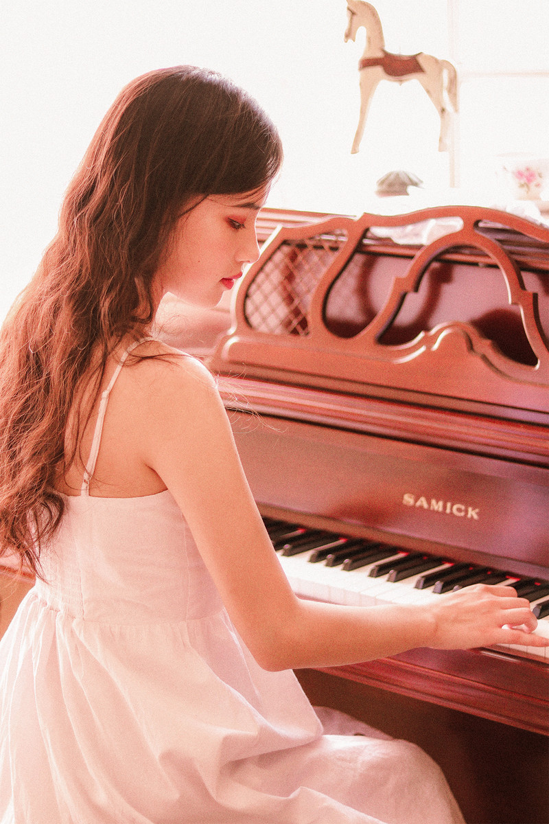 穿吊带裙性感美女光影唯美风格图片写真