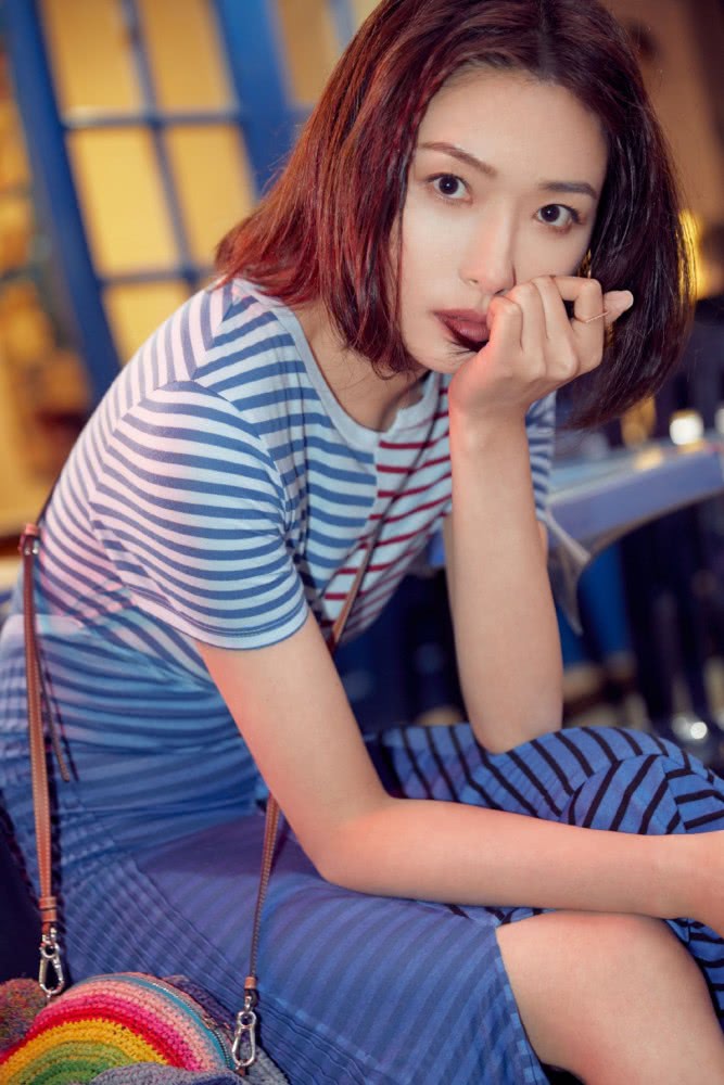 万茜穿一件条纹拼接裙,37岁了却依旧充满少女感