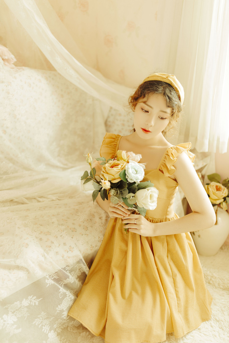 淡黄连衣裙清新美女深v唯美风格写真图片