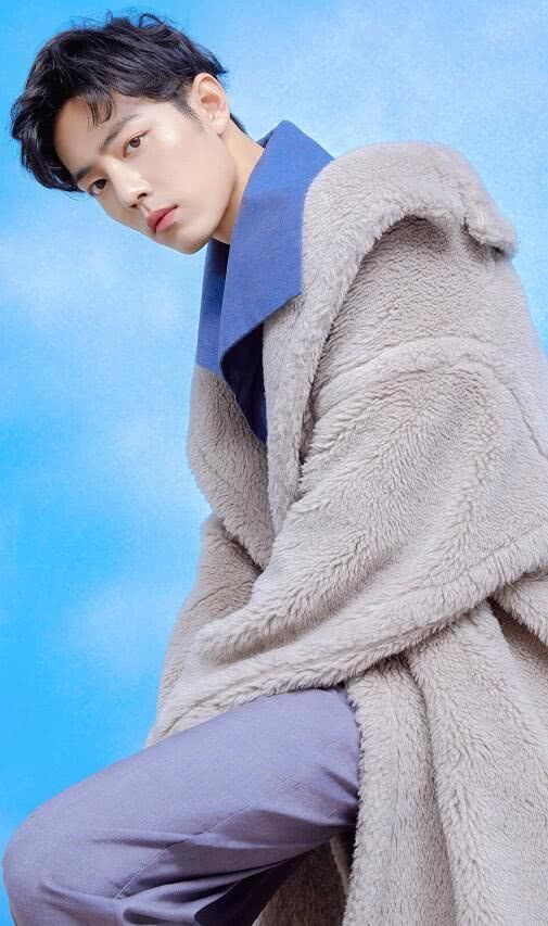 肖战拍时尚杂志，穿白色羽毛裤，大哥哥也太好看了吧