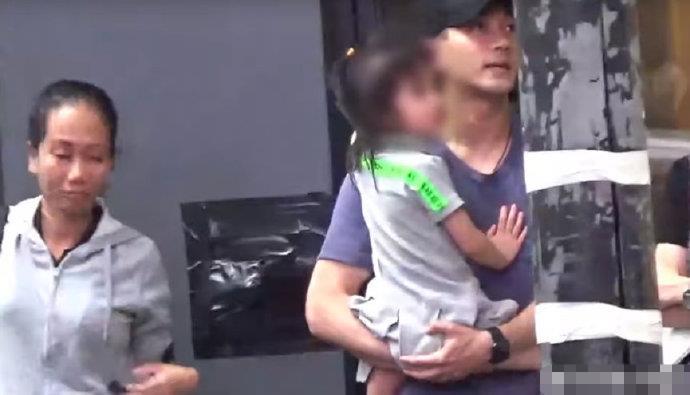 杨幂被粉丝抵制新剧进退两难,刘恺威抱小糯米现身街头甜蜜温馨