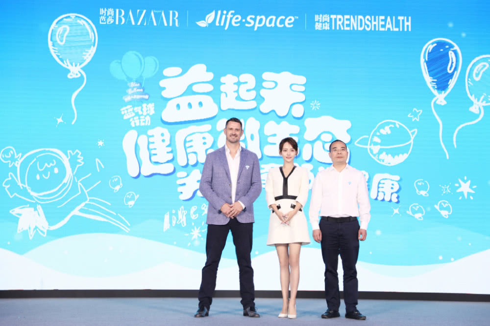 张嘉倪穿V领修身裙,青春可爱堪比少女