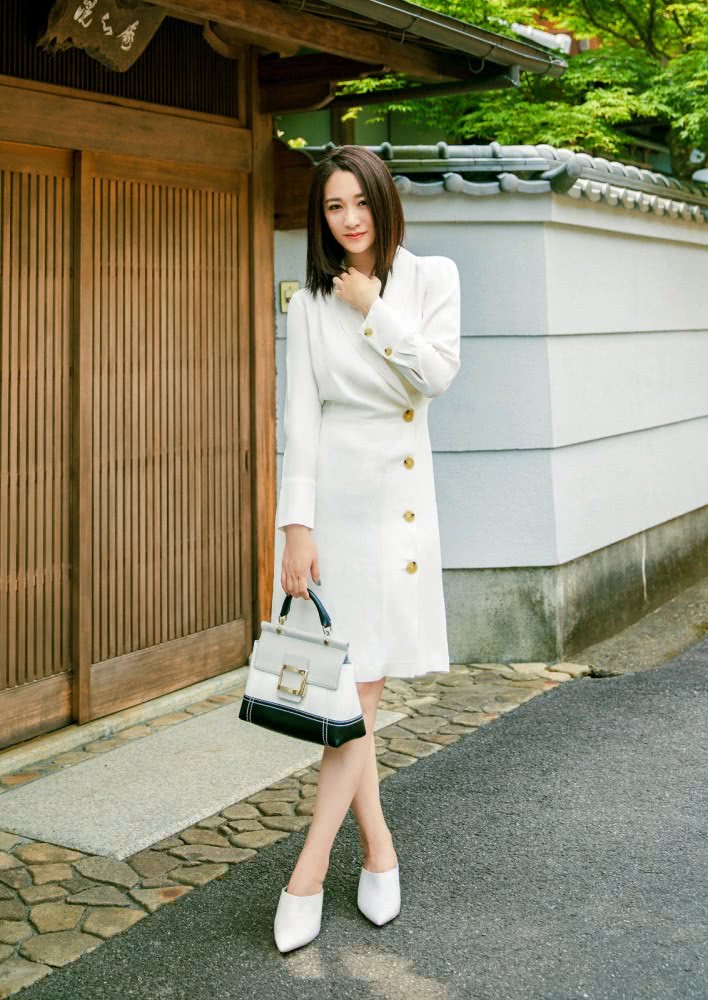 李小冉穿黑色拼接丝绒裙，优雅又大气