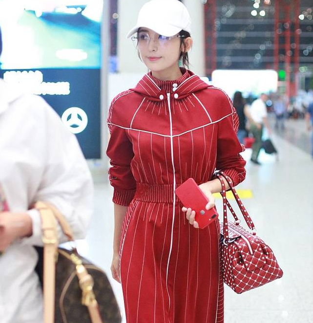 乡村枚红色也只有娜扎能hold住了,好看的人真是穿什么都好看