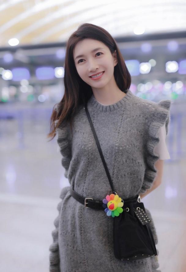 江疏影机场街拍:毛衣裙搭配及膝长靴温柔气质尽显