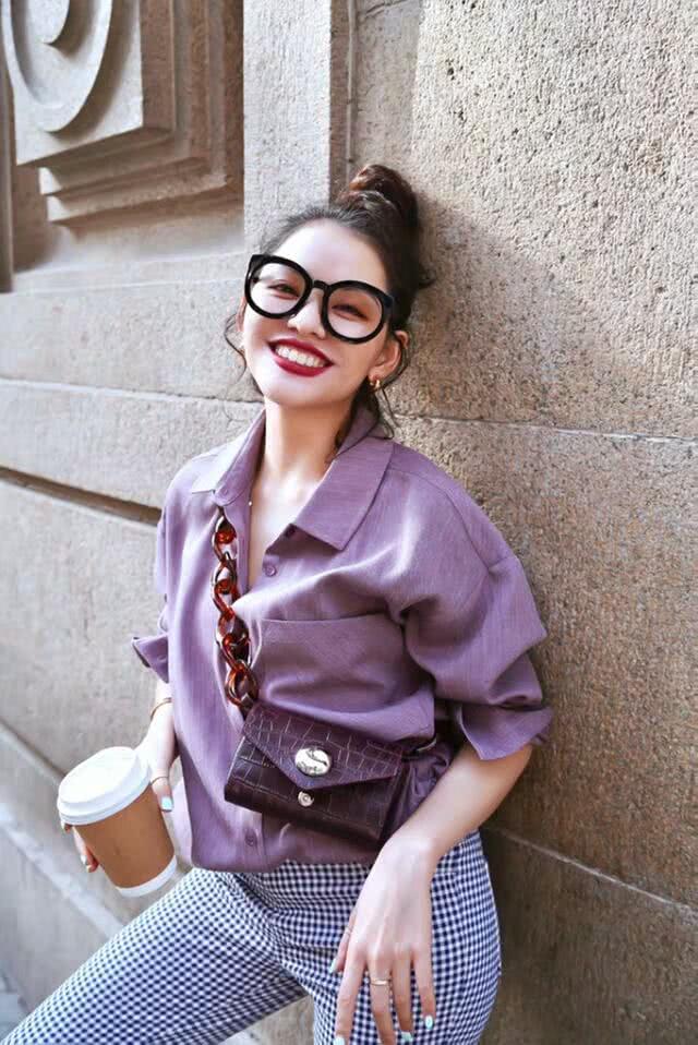 天冷了，脱下短袖穿让气质显白的衬衫吧！肤黄的女人穿特别美