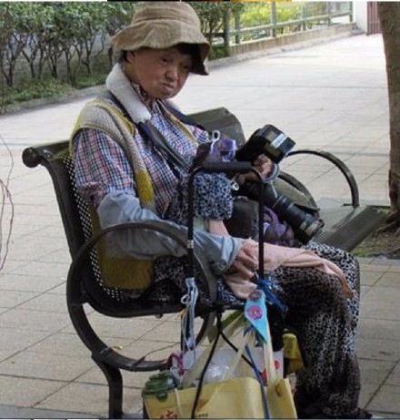 周润发因她被骂惨!外界炮轰发哥对她不近人情,亲姐近照曝光说明一切