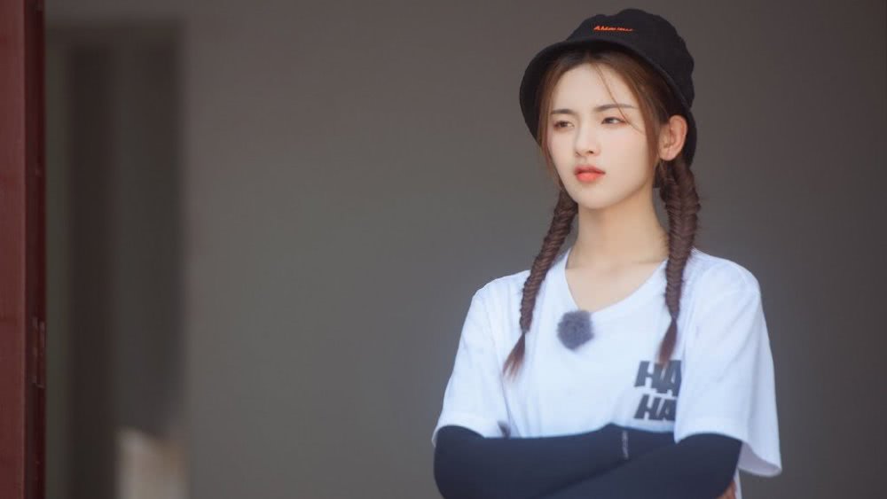 杨超越羊角辫造型启程时装周，换个发型意外惊艳