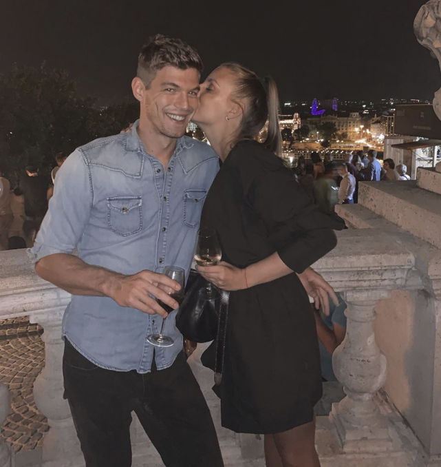 50岁邓文迪与23岁小男友彻底掰了，男方公开与漂亮新女友亲吻