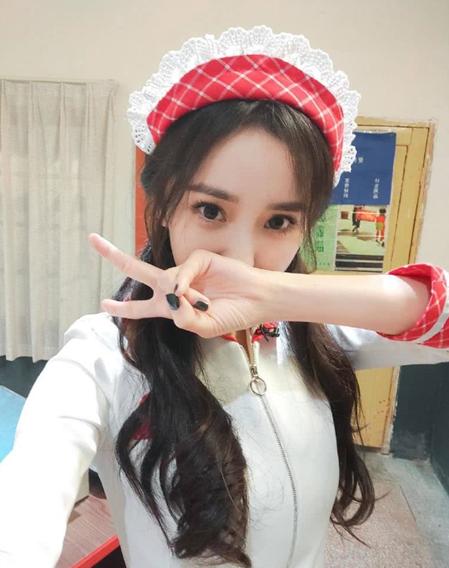 33岁女仆装的杨幂,在51岁身穿少女裙的她面前,差了一个档次