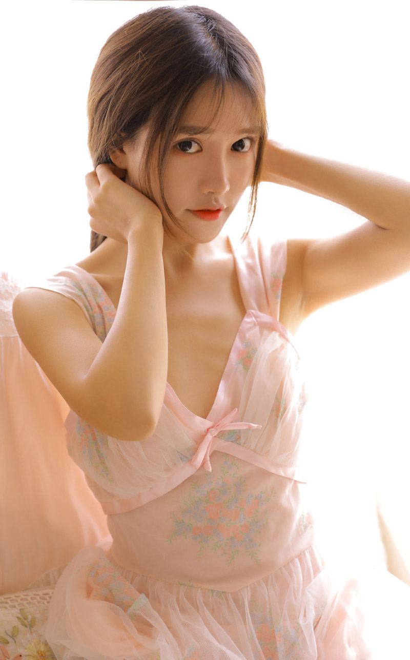 性感白皙美女深v吊带簿纱私房图片