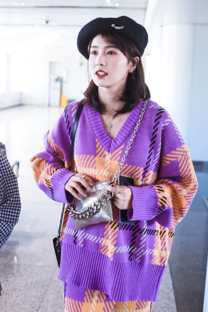 白鹿穿紫色针织套装裙戴贝雷帽,甜美动人