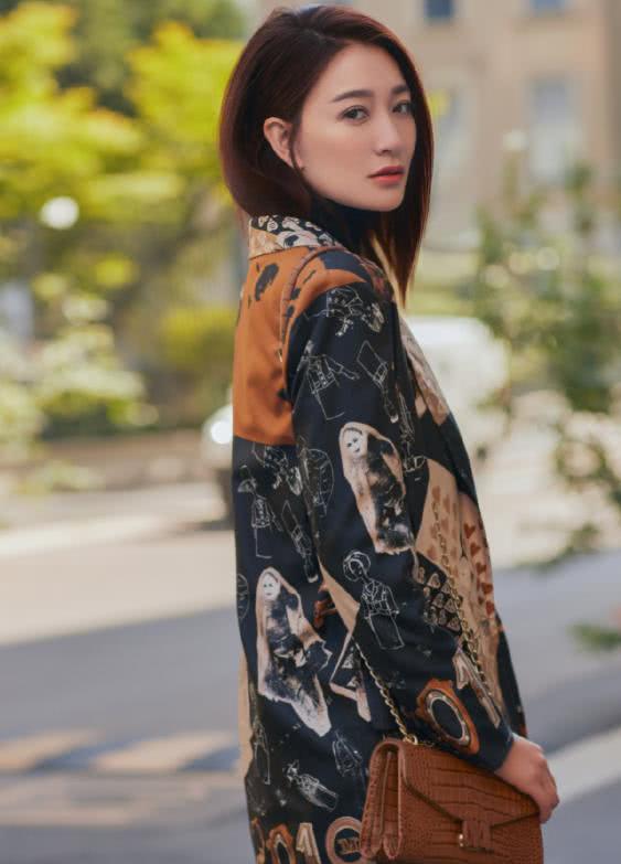 李小冉复古印花外套搭配过膝皮靴，全身打扮女神范十足。