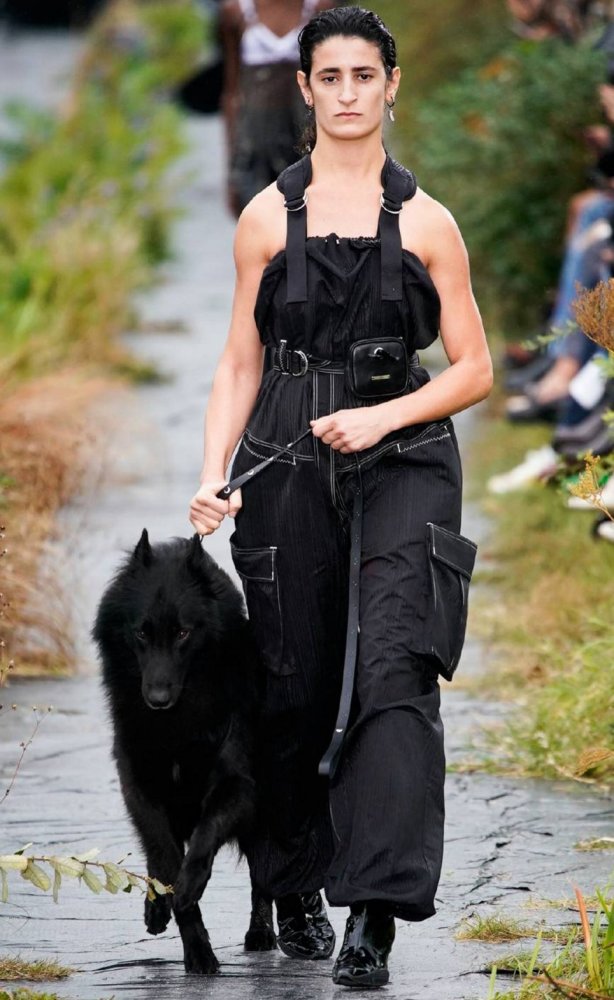 解锁巴黎时装周潮流妆容:水蜜桃气色妆、大地色法式眼影