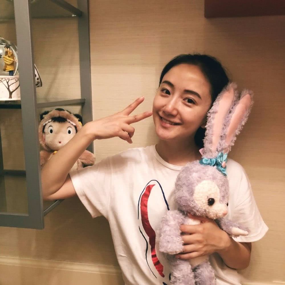 李倩35岁了还是一张娃娃脸,网友发现痣不见了?