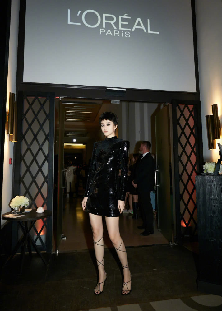 张予曦和乔欣同穿亮片造型看秀,一个霸气一个美艳