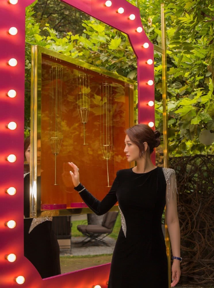 李小冉穿黑色拼接丝绒裙，优雅又大气