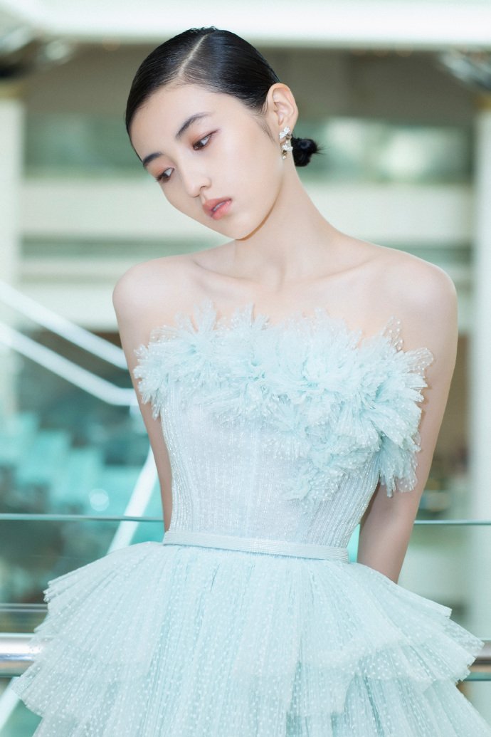 张子枫穿蛋糕裙抹胸性感时尚照片写真