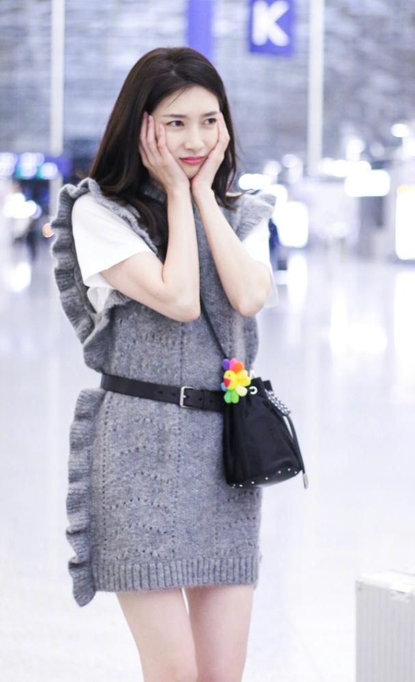 江疏影机场街拍:毛衣裙搭配及膝长靴温柔气质尽显