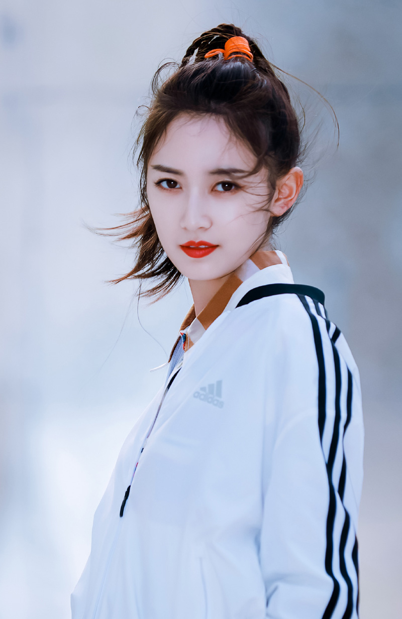 陈钰琪运动休闲时尚风写真图片