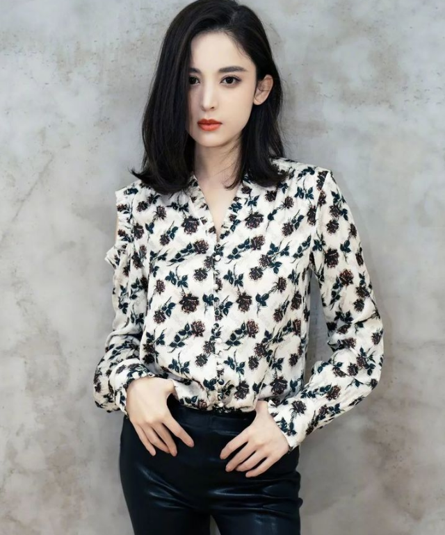 古力娜扎穿白色碎花衬衫,搭配皮裤又美又酷