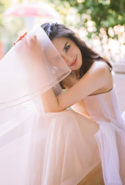 法式空气刘海要“失宠”？黄圣依露额头更少女，美回16岁