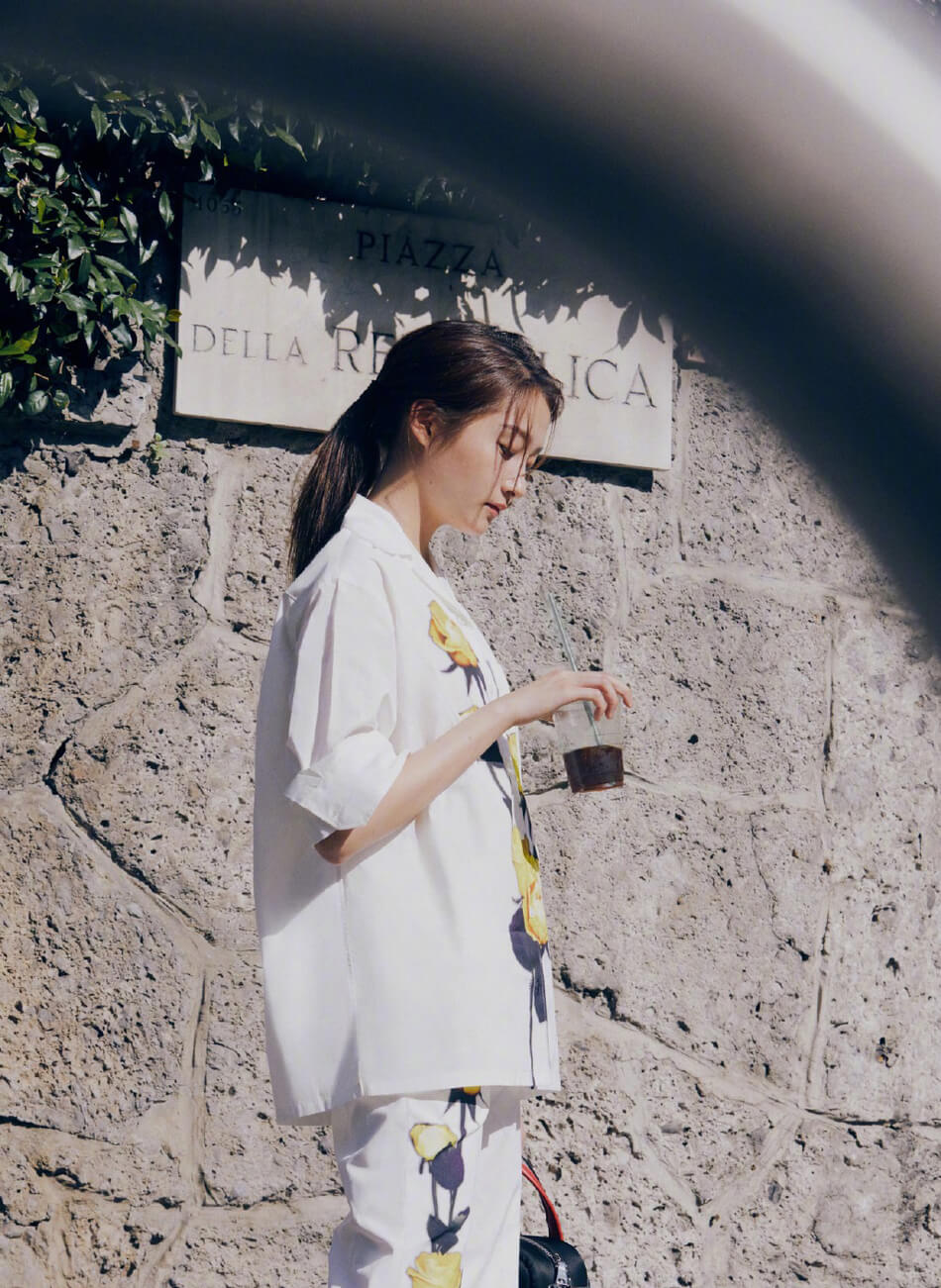 关晓彤墨镜背心性感迷人时尚图片