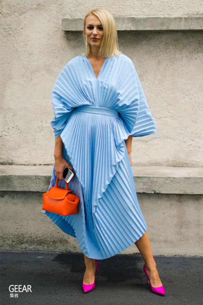 不知道秋天怎么穿？看这5张米兰时装周街拍图片，让你穿搭有头绪