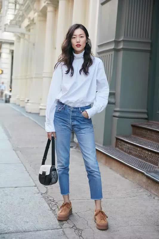 刘雯初秋时尚街拍,高领毛衣配短裤性感又撩人