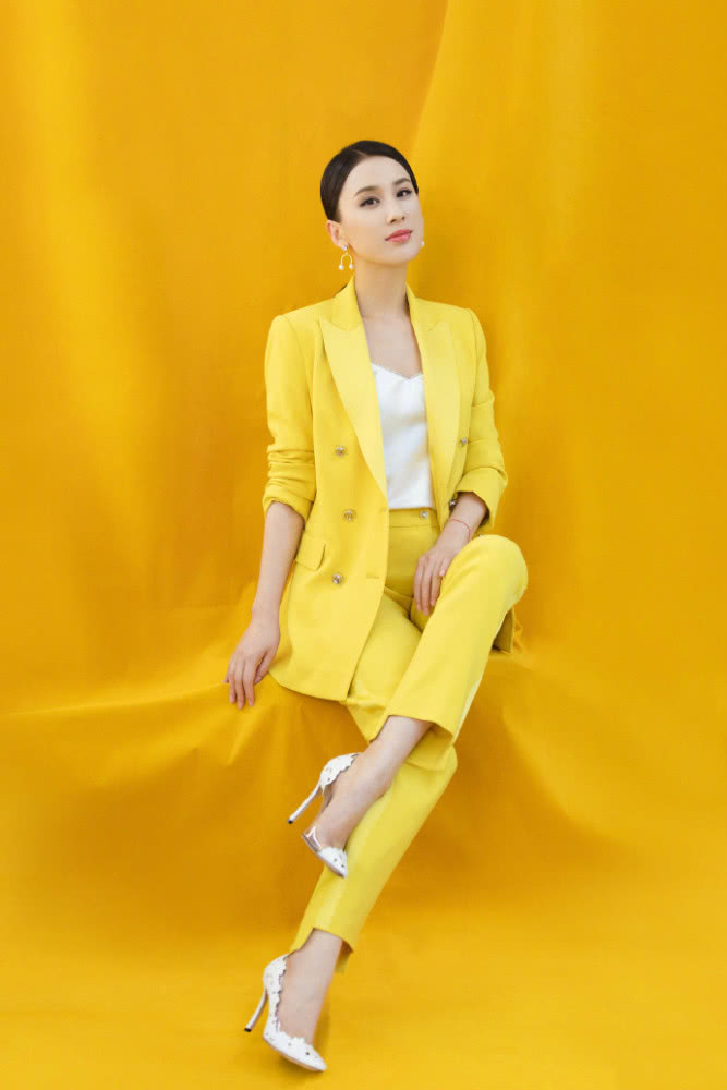 黄圣依穿柠檬黄配白色高跟鞋气场强大