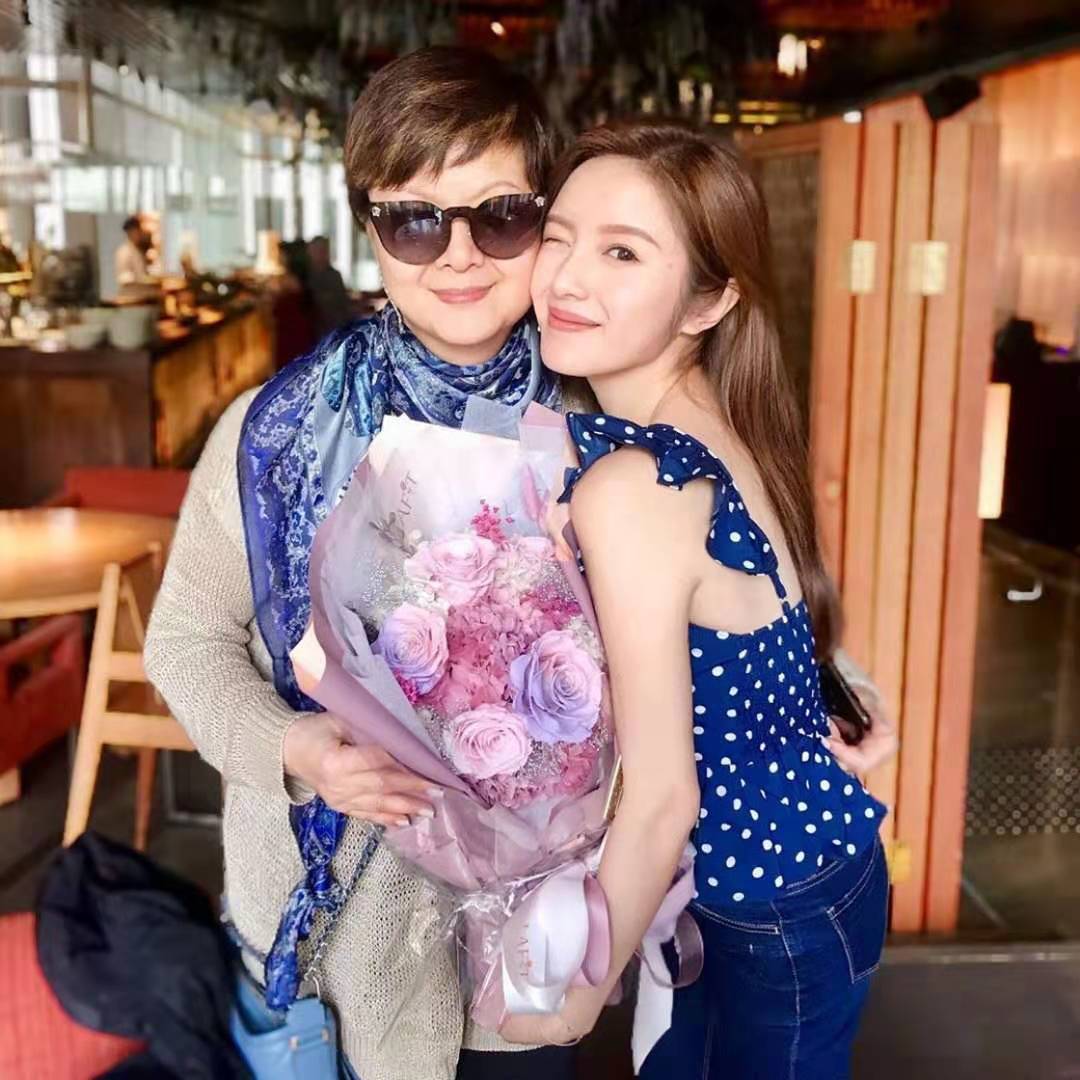 亲密合照惹得祸?27岁TVB小花步江嘉敏后尘,被爆与神秘男人暧昧