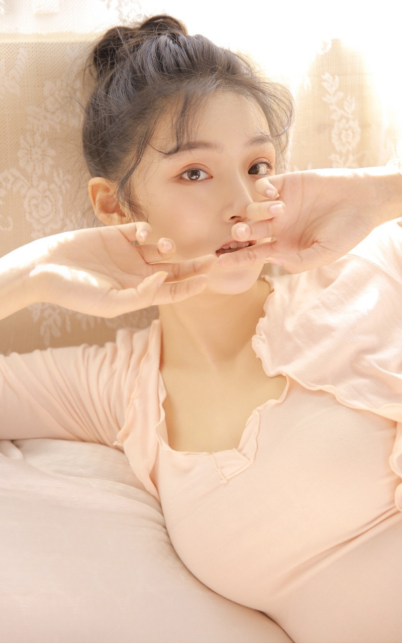 丸子头发型漂亮美女白皙性感居家写真