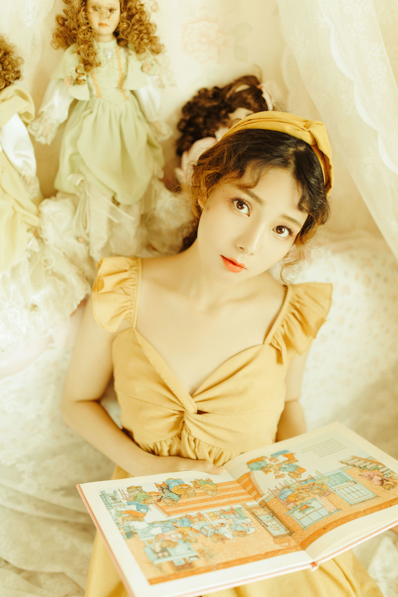 淡黄连衣裙清新美女深v唯美风格写真图片