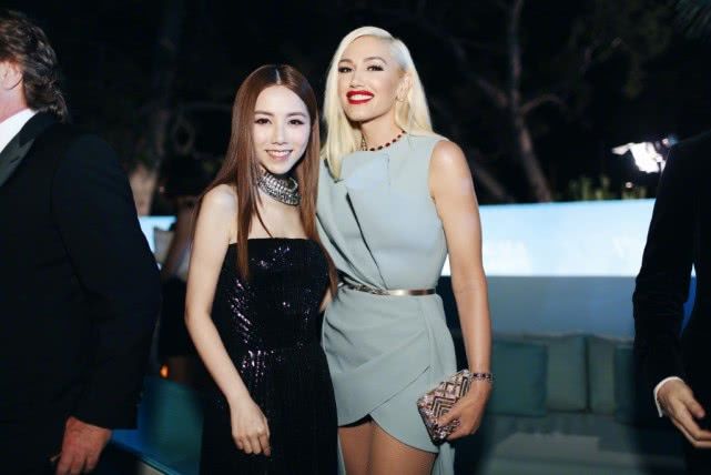 邓紫棋穿抹胸裙现身晚宴,状态好到不真实,艳压同框的外国美女