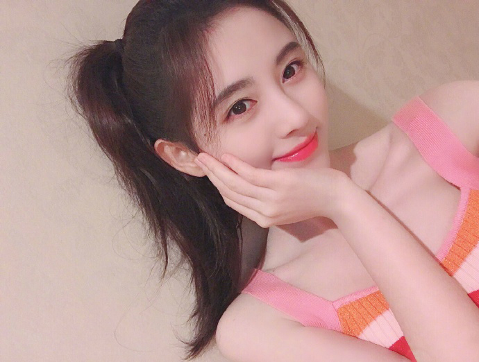 鞠婧祎粉色吊带装晒甜美自拍照片