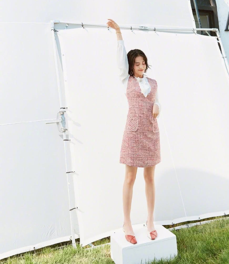 白鹿穿风衣搭配豹纹印花裙,越看越有范儿