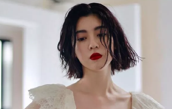 女生绝美的红唇妆太诱人,热巴娜扎三吉彩花各有各的美