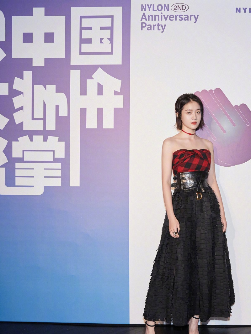 张雪迎两度挑战抹胸裙,一个是小仙女,一个是朋克风!