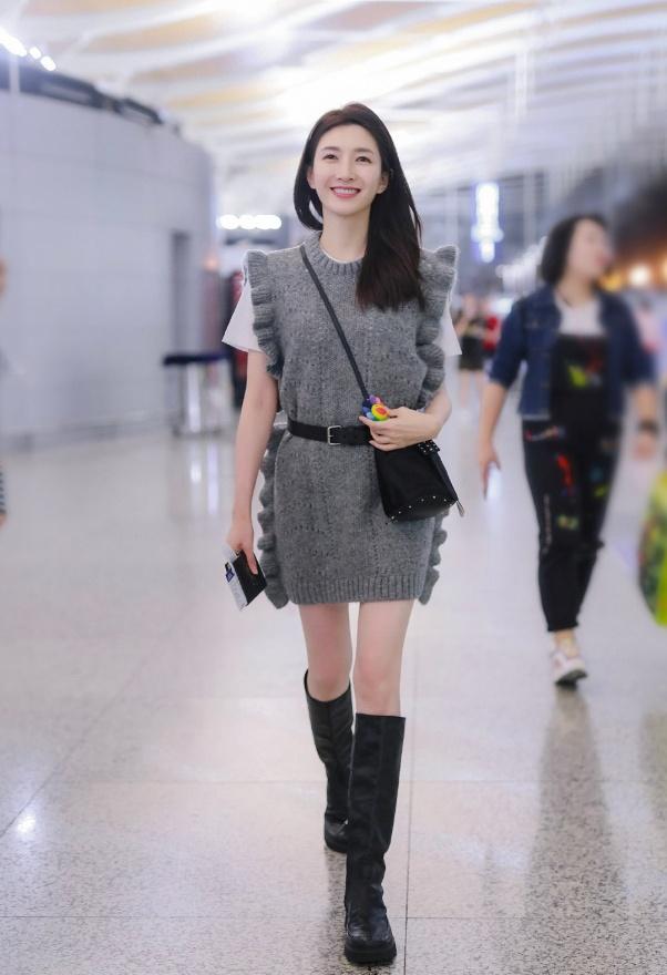 江疏影机场街拍:毛衣裙搭配及膝长靴温柔气质尽显