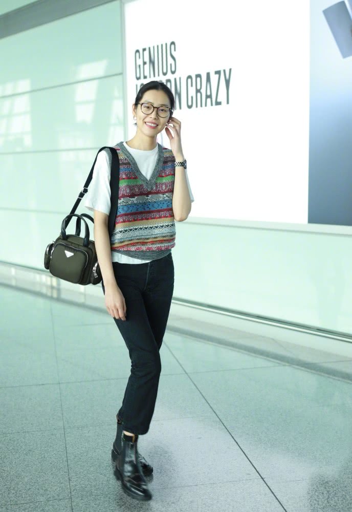 刘雯男友风西装配丝巾，脚踩短靴气场A到爆