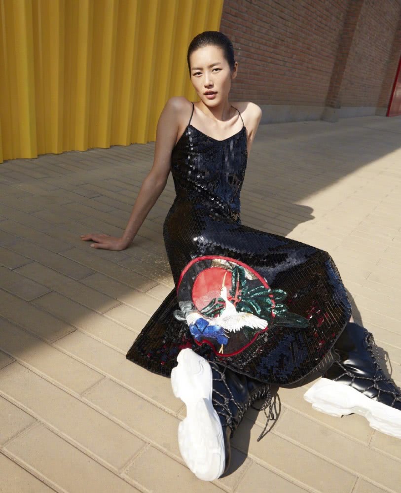 刘雯男友风西装配丝巾，脚踩短靴气场A到爆