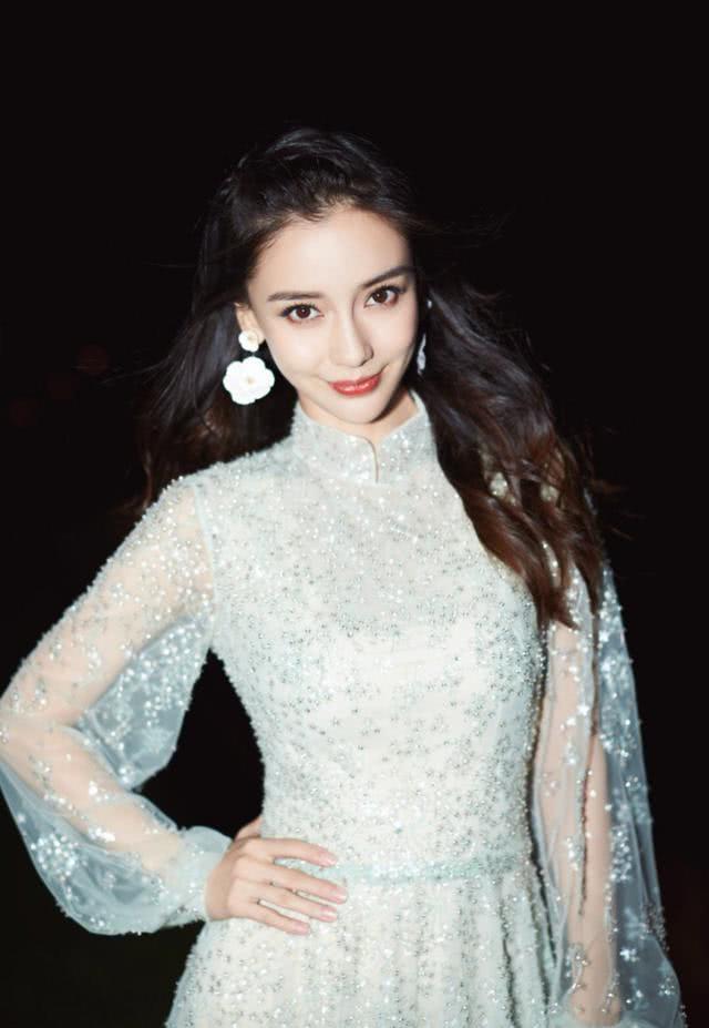 Angelababy浅绿色晚礼服配大花朵耳环,气质好惊艳