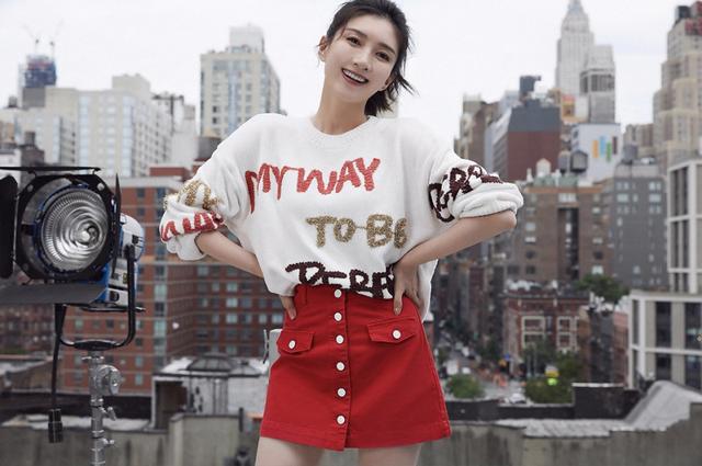 江疏影机场街拍:毛衣裙搭配及膝长靴温柔气质尽显